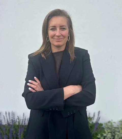 Pasfoto van auteur Charis Casier voor hypotheek.winkel