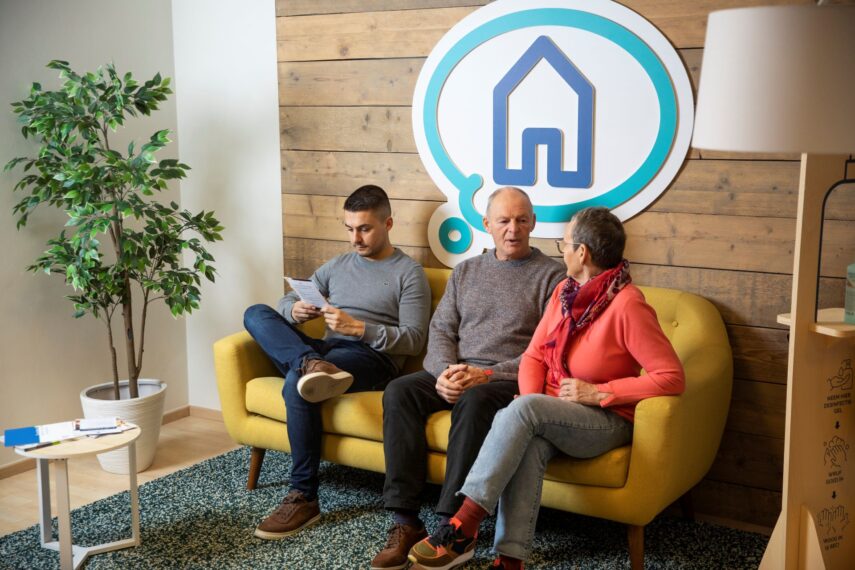 les parents sont assis avec leur fils chez un hypothéek.expert